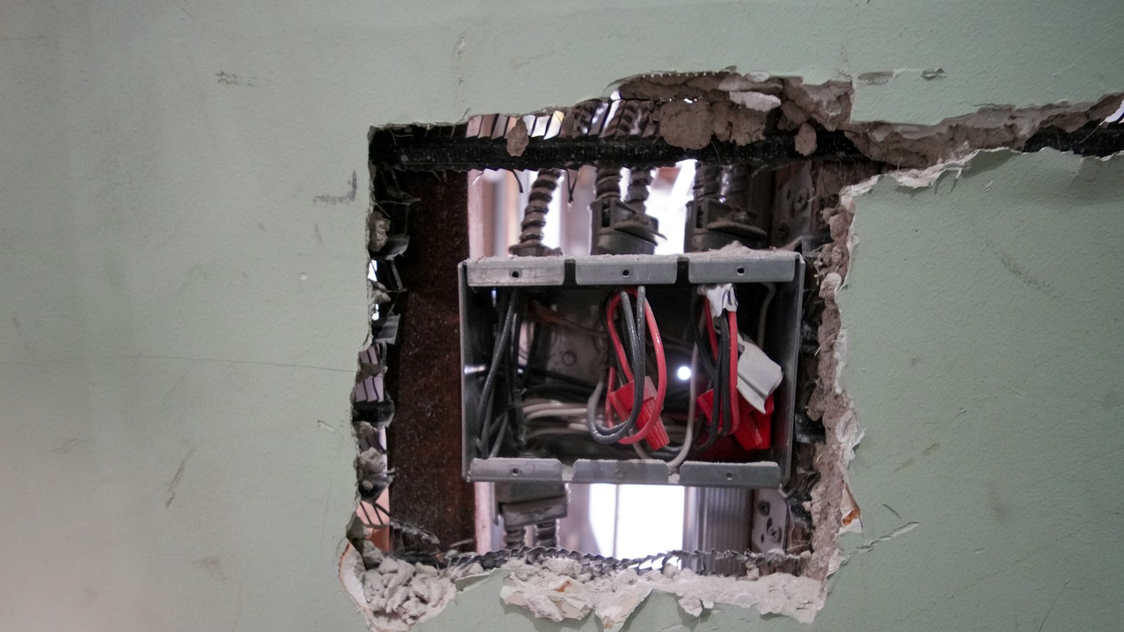 Odkryté elektrické vedení ve stěně při rekonstrukci