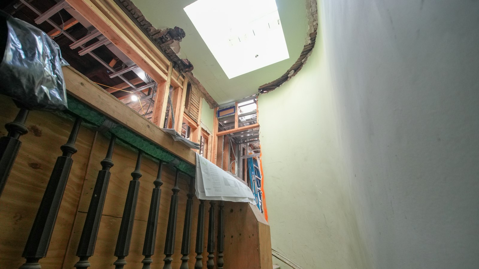 Odkryté konstrukce staršího domu během rekonstrukce